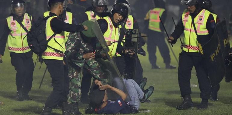Ето какво причини кървавия футболен мач в Индонезия